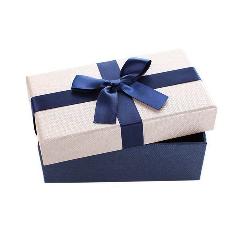 Classico pacchetto regalo di carta da regalo riciclato di lusso design personalizzato